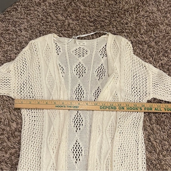 En creme white crocheted long cardigan - Picture 6 of 7